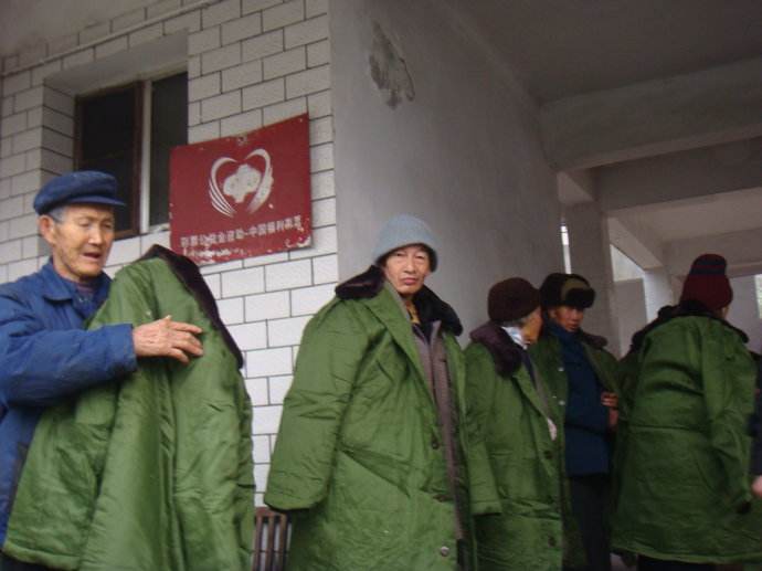 擁軍優(yōu)屬 ?固我長(zhǎng)城 正大制管向革命老區(qū)捐贈(zèng)軍大衣 擁軍優(yōu)屬 ?固我長(zhǎng)城 正大制管向革命老區(qū)捐贈(zèng)軍大衣